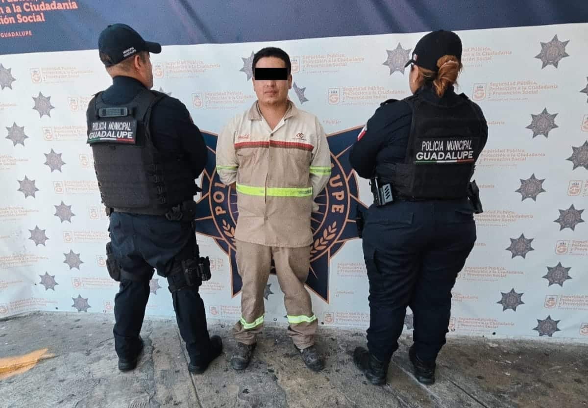 Un repartidor de una empresa refresquera que presuntamente robó un bolso de mano con 9 mil pesos y un teléfono celular de una tienda, fue detenido por elementos de la Policía de Guadalupe en la Colonia Villas de San Miguel.
