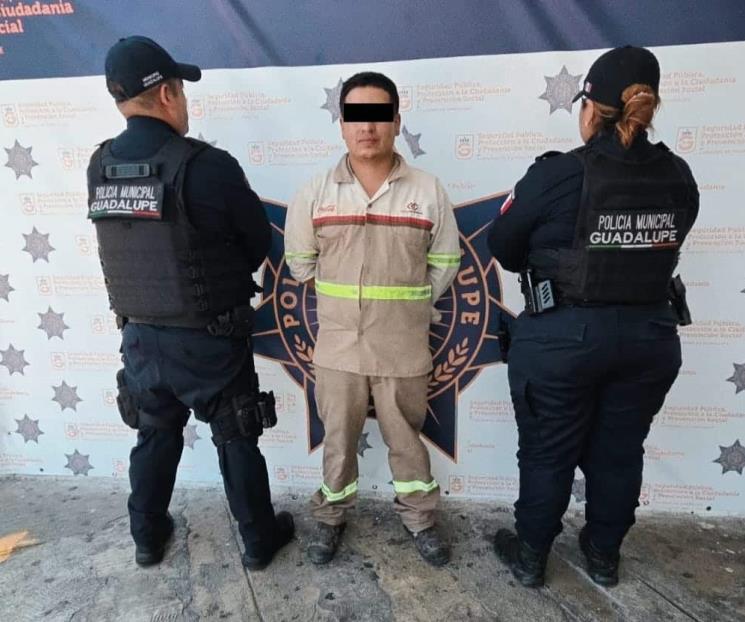 Roba bolso y celular; lo detienen
