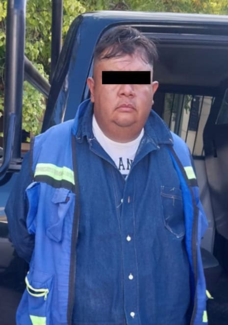 Un capitalino quedó detenido por oficiales de la Policía de Monterrey, al encontrarle en su poder seis envoltorios con hierba verde similar a la mariguana, además de que andaba vendiendo casa por casa, cadenas metálicas de "oro" que resultaban ser falsas, en la Colonia Predio Alfonso Reyes.
