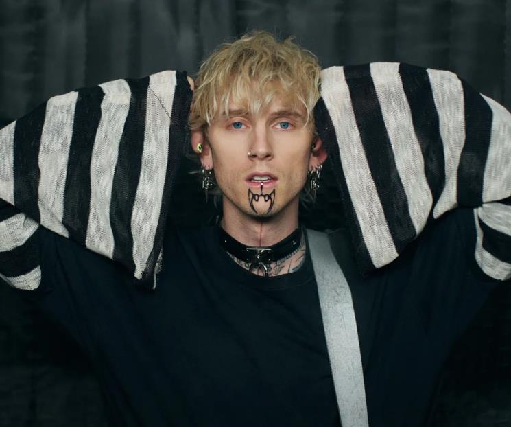 Dice Machine Gun Kelly que cree que es mitad extraterrestre