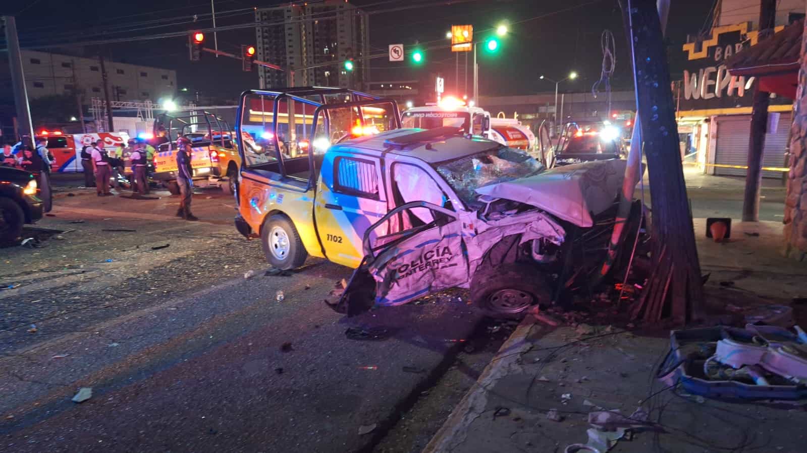 El choque de dos patrullas de la Policía de Monterrey que se dirigían al reporte de personas armadas, dejó a tres oficiales lesionados, la madrugada de ayer en la zona centro de Monterrey.