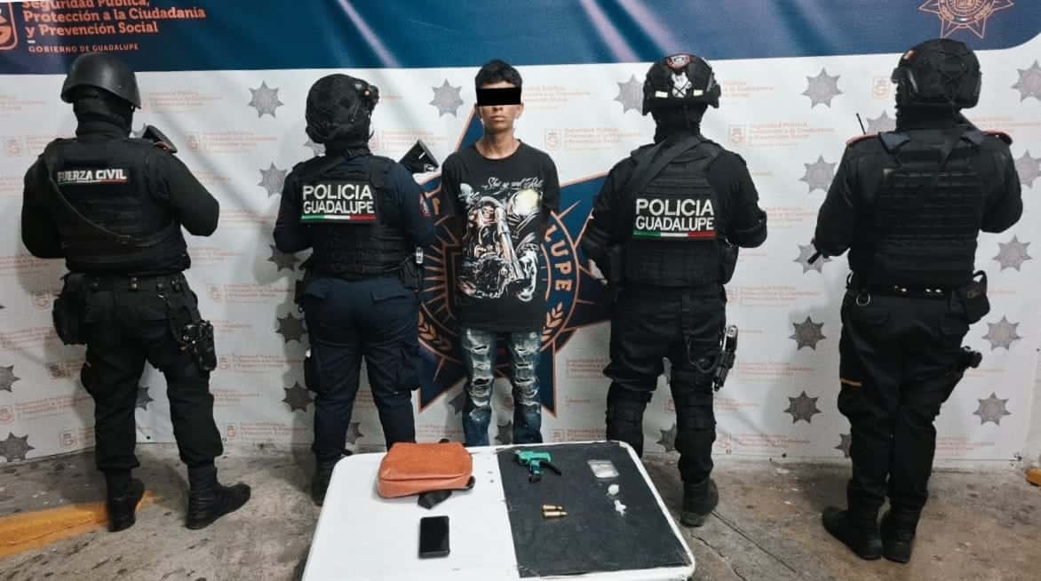 En posesión de un arma de fuego hechiza y narcóticos, fue arrestado un hombre por la Policía de Guadalupe, además contaba con una orden de aprehensión vigente por homicidio calificado.