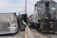 Impacta el tren a tráiler