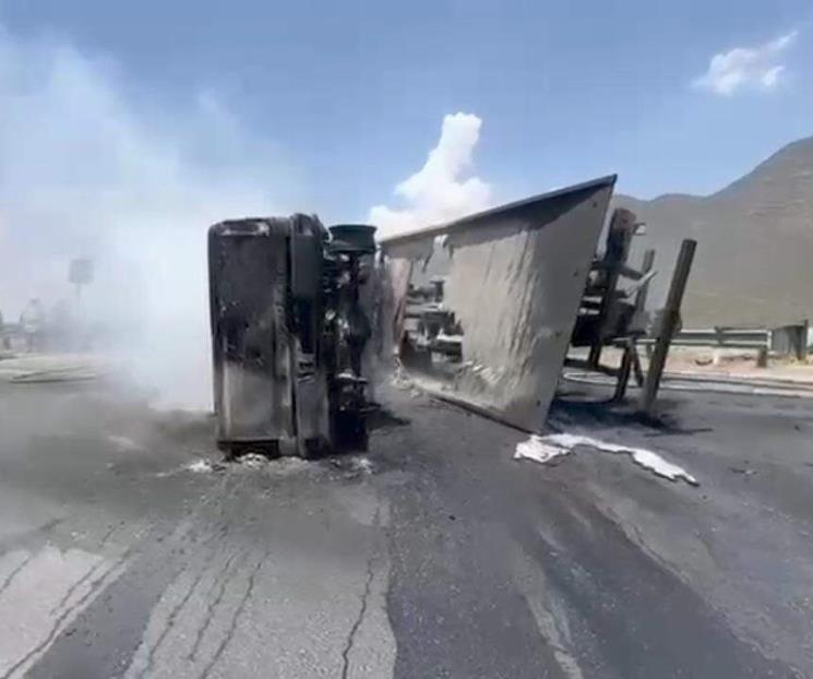 Arden grúa y camioneta tras volcadura Arden grúa y camioneta tras volcadura