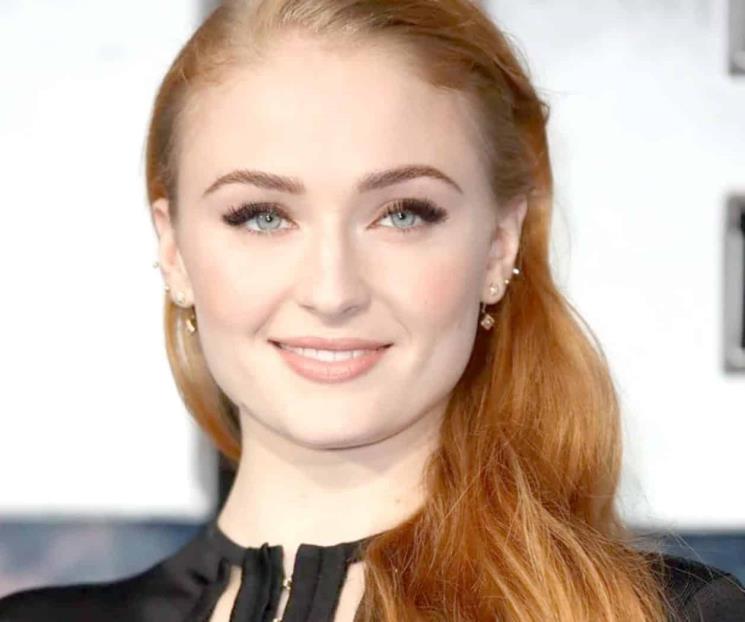 Confiesa Sophie Turner incomodidad al besar a Kit Harington