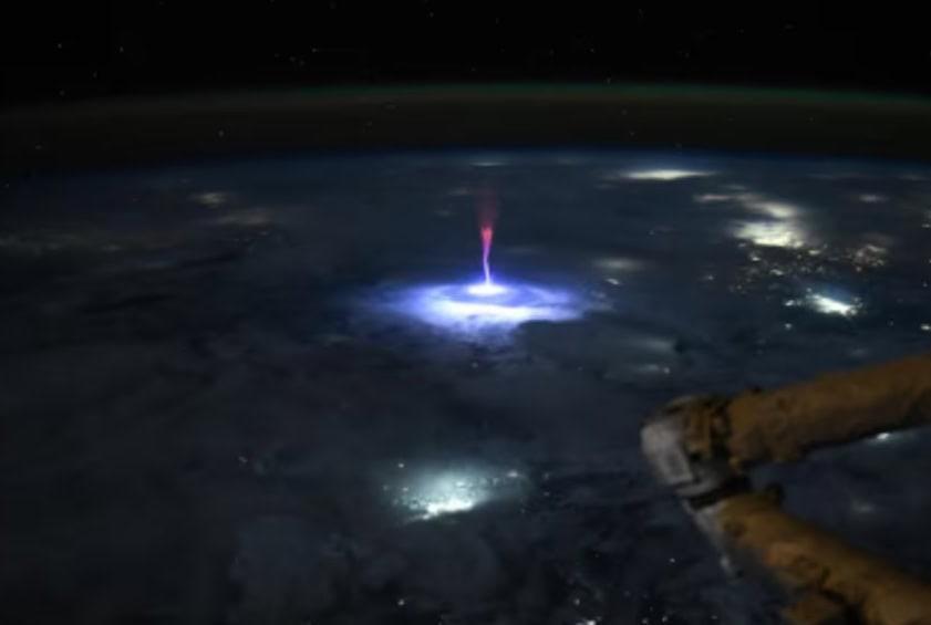 Astronauta de la NASA capta imágenes de un extraño chorro gigante