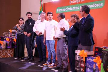 Reconocen a operadores del transporte urbano