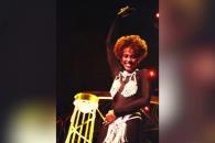Subastan traje que usó Whitney Houston en concierto