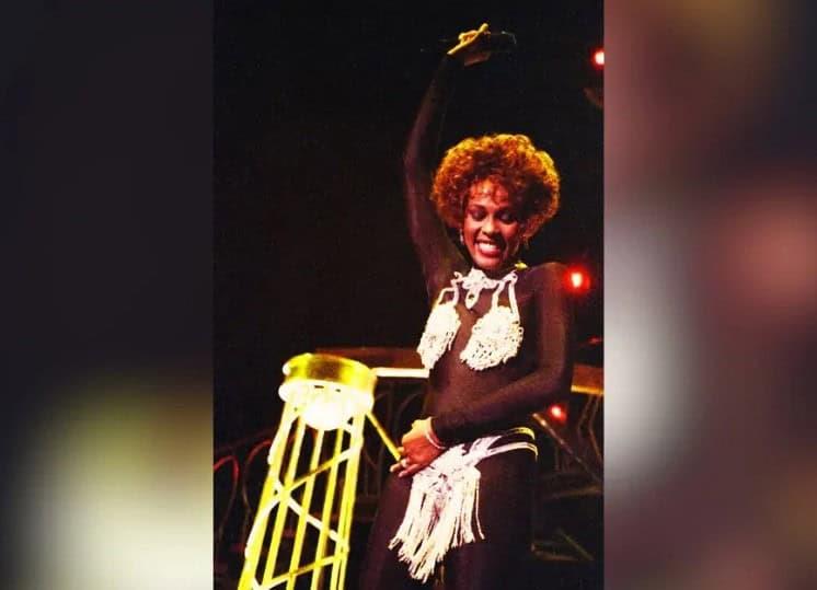 Subastan traje que usó Whitney Houston en concierto Subastan traje que usó Whitney Houston en concierto