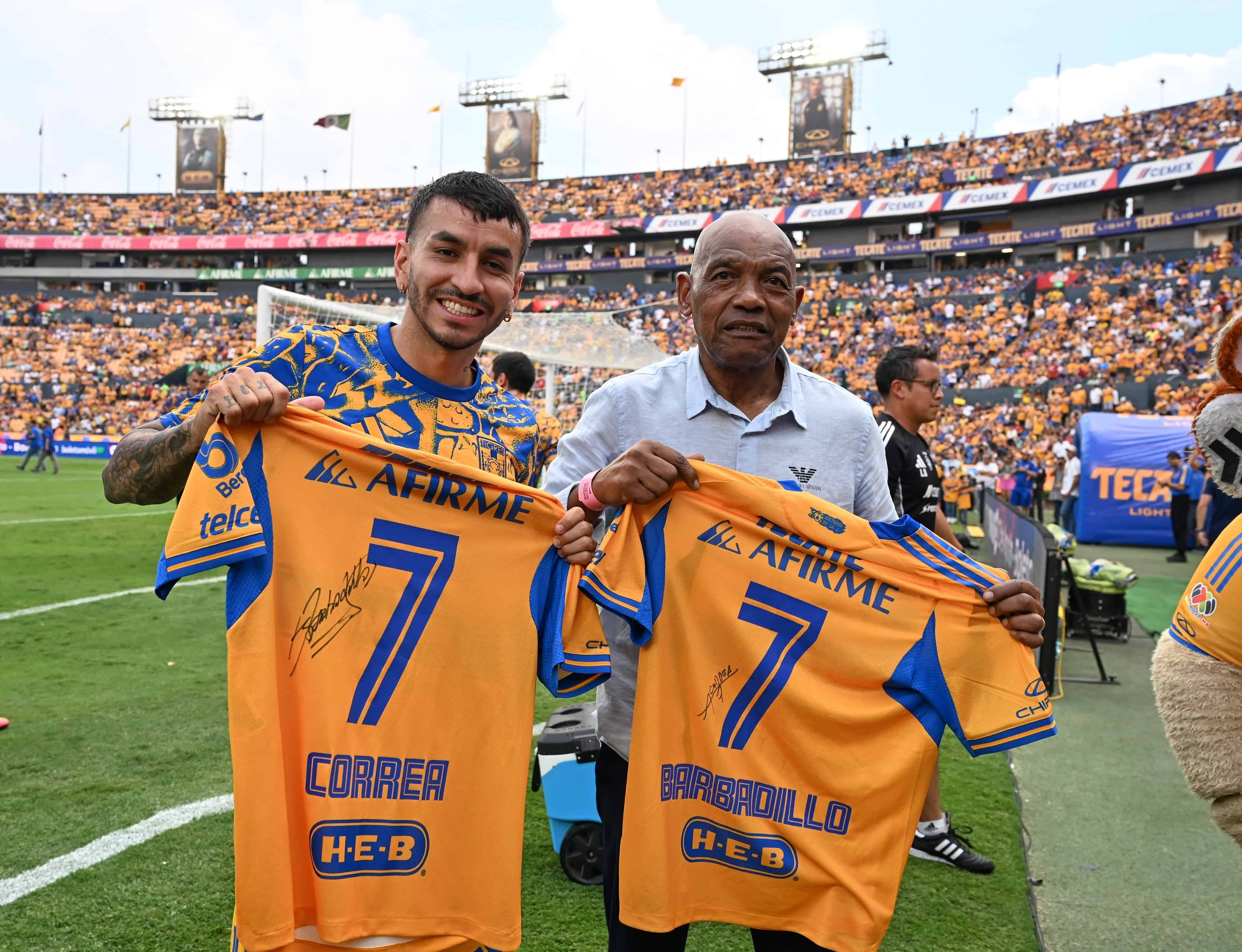 Gerónimo Barbadillo entrega el dorsal 7 a Ángel Correa.