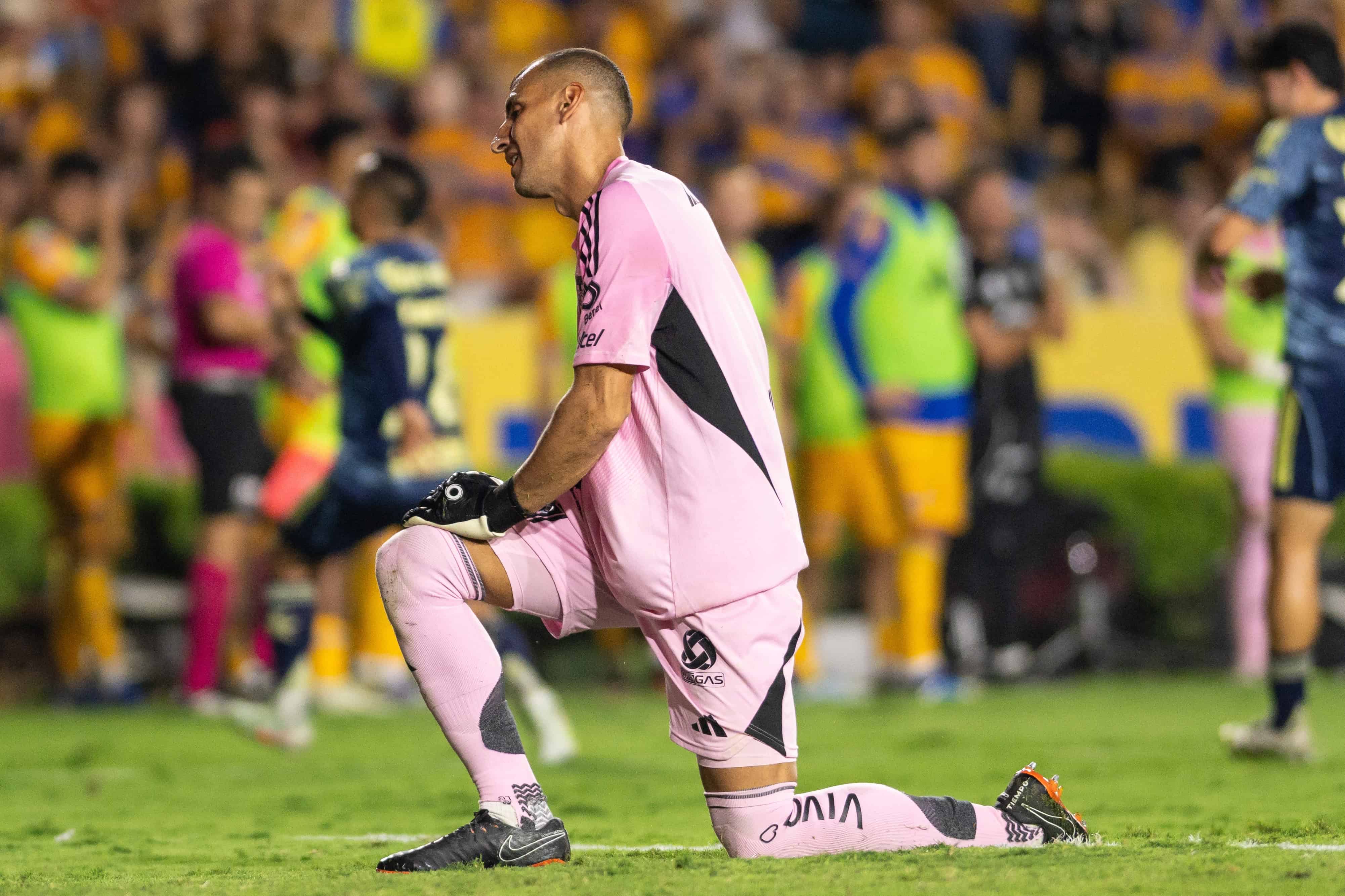 Nahuel Guzmán comete autogol.