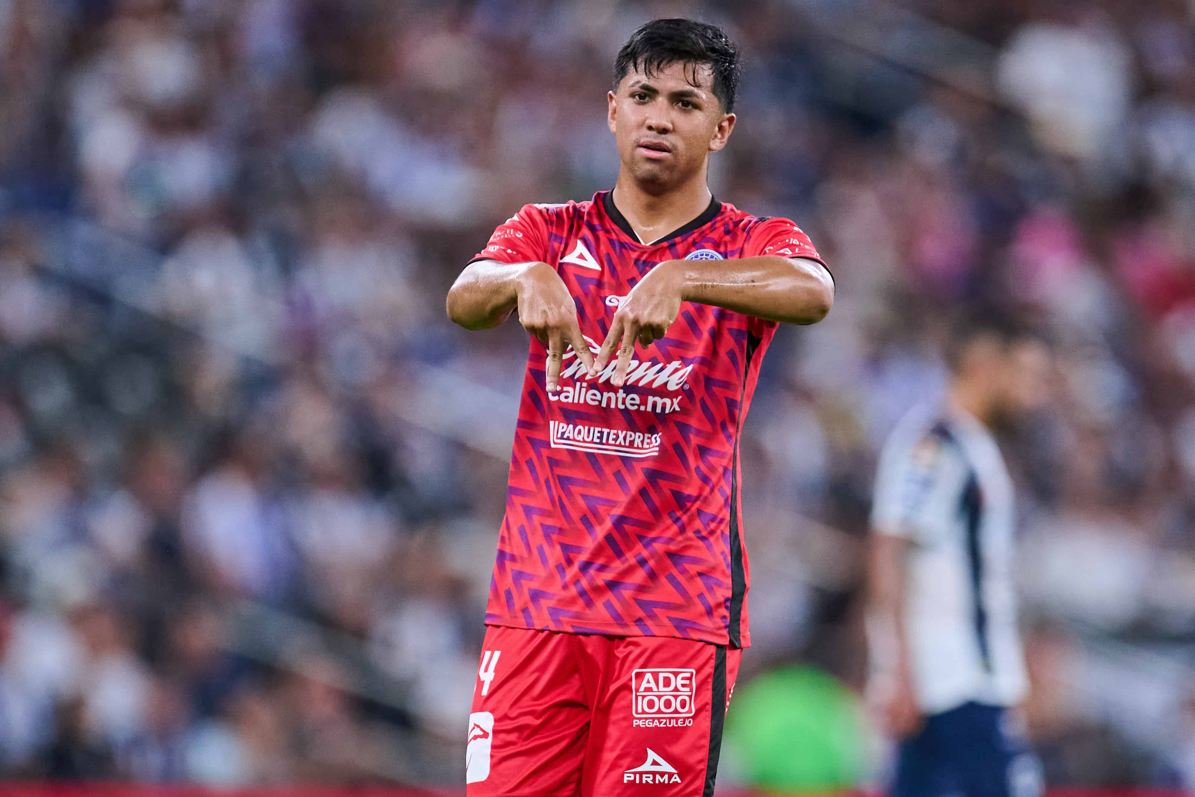 Omar Moreno anota el segundo para su equipo.