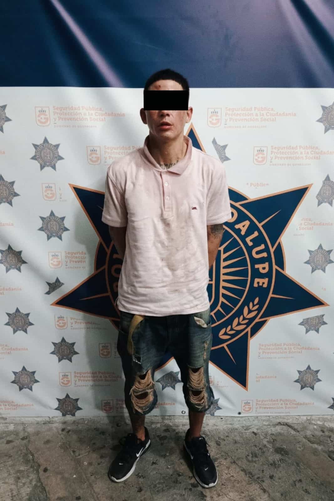 Después de asaltar una tienda de conveniencia con una réplica de arma larga, un hombre fue detenido por elementos de la policía de Guadalupe en la Colonia Camila Real.