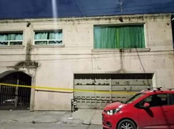 La Fiscalía General de Justicia realizó tres cateos por el caso de la mujer coahuilense quien muriera durante una cirugía estética, hallando réplicas de armas y drogas, en Escobedo.