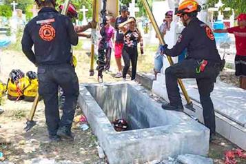 Resulta mujer herida al caer a tumba