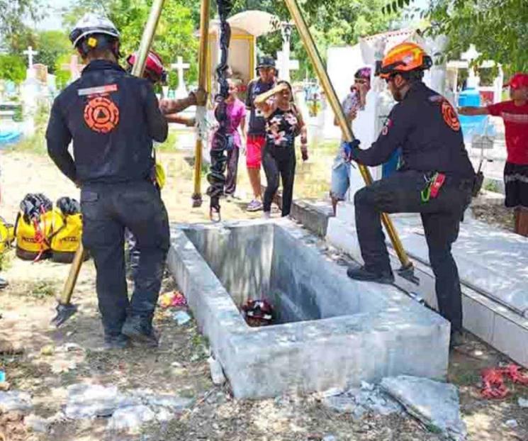 Resulta mujer herida al caer a tumba