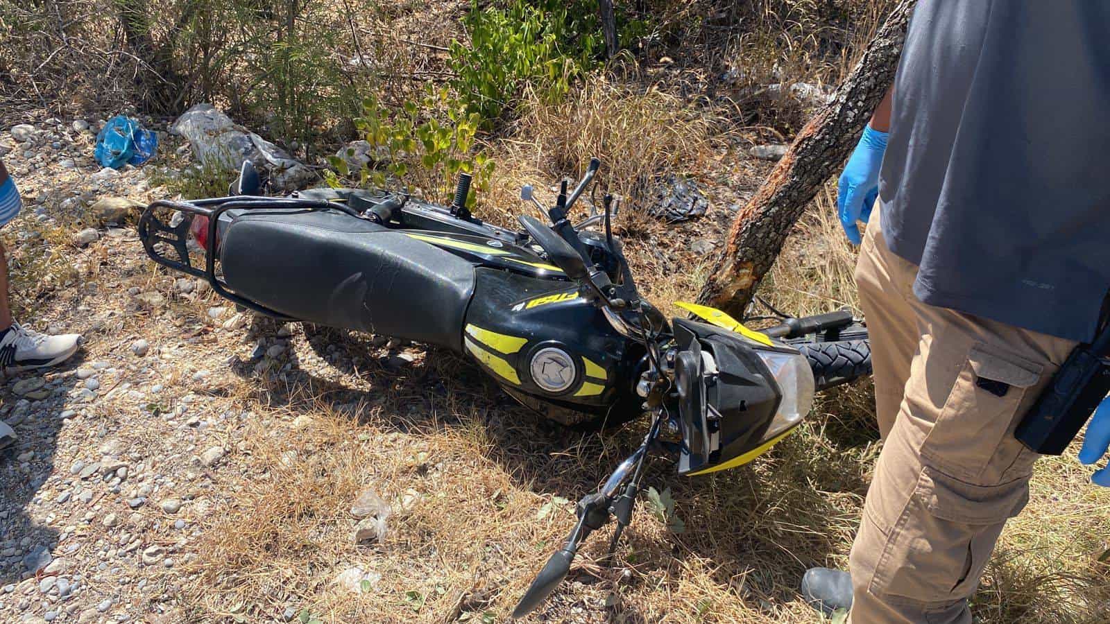 Un motociclista terminó con lesiones de consideración, después de derrapar su vehículo y terminar estrellándose contra un árbol en el municipio de General Terán.
