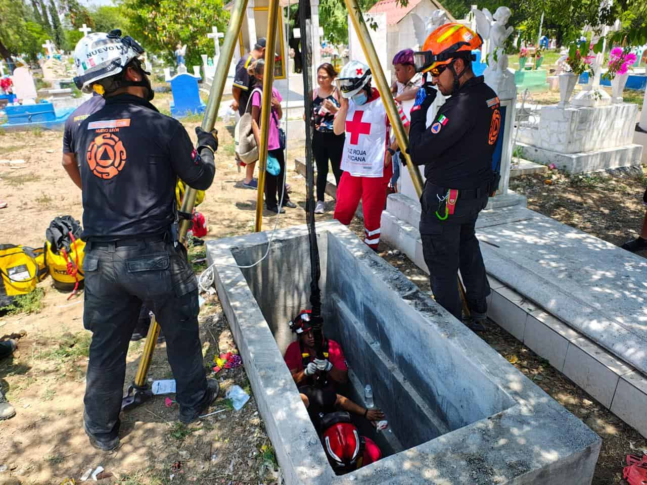 Con diversas lesiones resultó una mujer luego de caer a una tumba de al menos tres metros, en el Panteón San Jorge, al poniente del municipio de Monterrey.