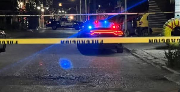 Un convivio realizado frente a un negocio de ferretería ubicado en el municipio de Guadalupe, termino en tragedia, cuando dos hombres fueron atacados con un arma blanca, muriendo uno de ellos en el lugar.
