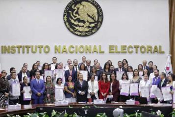 Entrega constancias el INE a ganadores sin promedio
