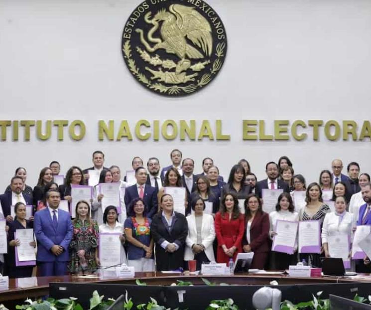 Entrega constancias el INE a ganadores sin promedio