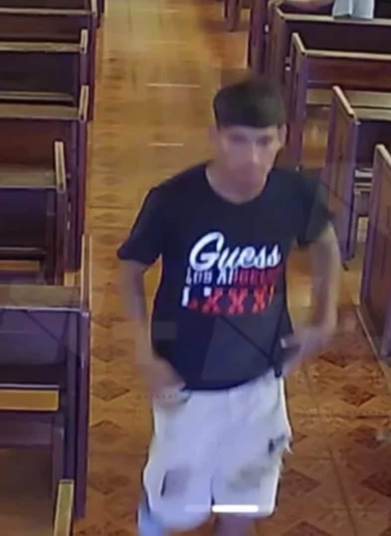 Al momento de esperar la misa en una parroquia situada al norte de Monterrey, un feligrés fue despojado de su celular, por un joven delincuente.