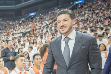 Ofrece Samuel créditos a graduados del Conalep