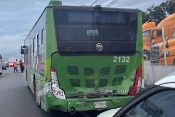 Choque entre ruta urbana y transporte deja 10 lesionados