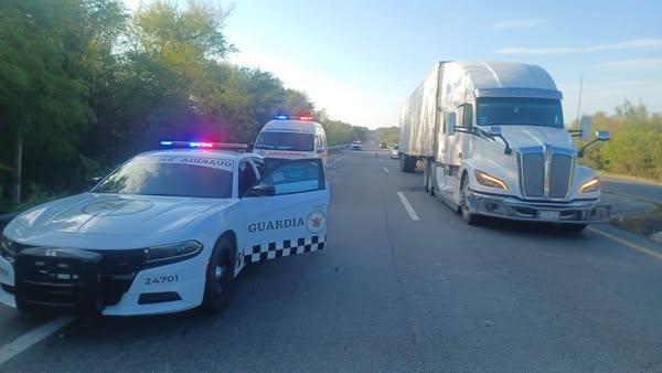 Fallece conductor en volcadura de tráiler en Montemorelos Fallece conductor en volcadura de tráiler en Montemorelos