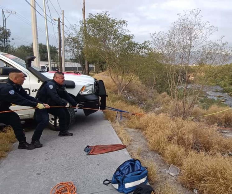 Rescatan a mujer en el Río Pesquería Rescatan a mujer en el Río Pesquería
