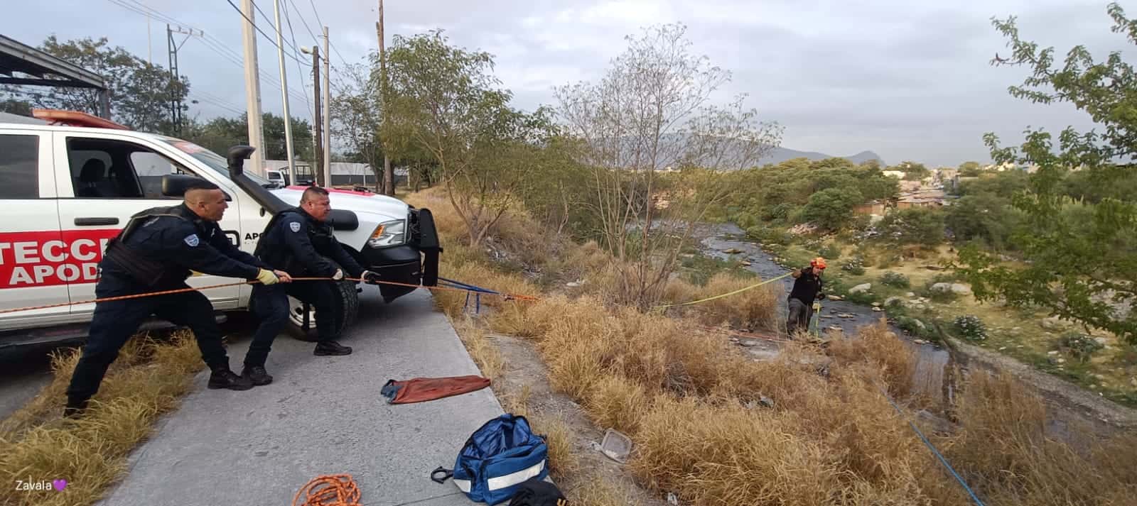 Una mujer que se encontraba en el Río Pesquería y pedía a gritos que la ayudaran a salir, fue rescatada por elementos de Protección Civil municipal, ayer por la mañana en la Colonia Valle de Las Palmas 5to. Sector, en Apodaca.