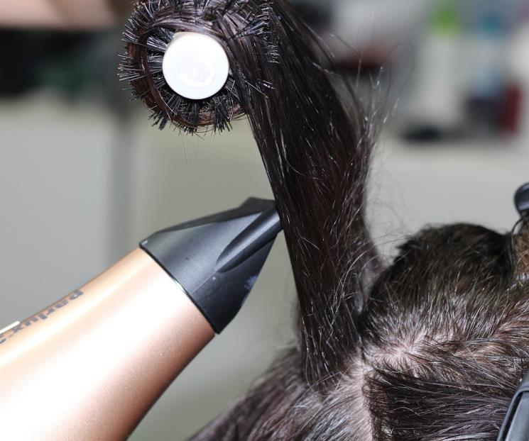 Cómo cubrir las canas al instante con un retocador de raíces en spra Cómo cubrir las canas al instante con un retocador de raíces en spra
