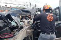 Queda conductora atrapada tras choque Queda conductora atrapada tras choque