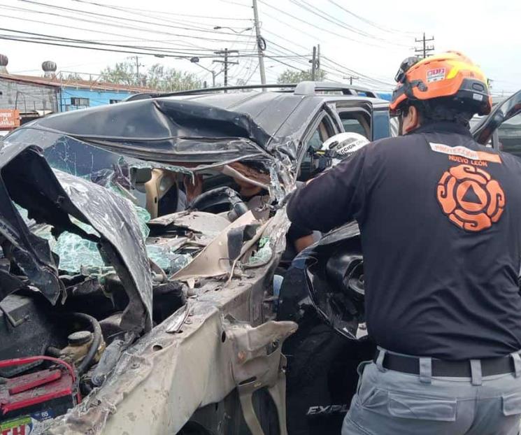 Queda conductora atrapada tras choque Queda conductora atrapada tras choque