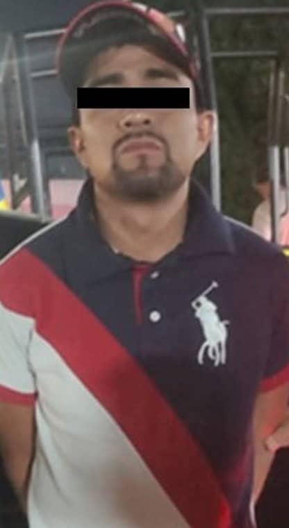 En posesión de un arma de fuego, así como diversos envoltorios de hierba y sustancias similares a la mariguana, cocaína y cristal, un hombre fue arrestado por elementos de la Policía de Monterrey.