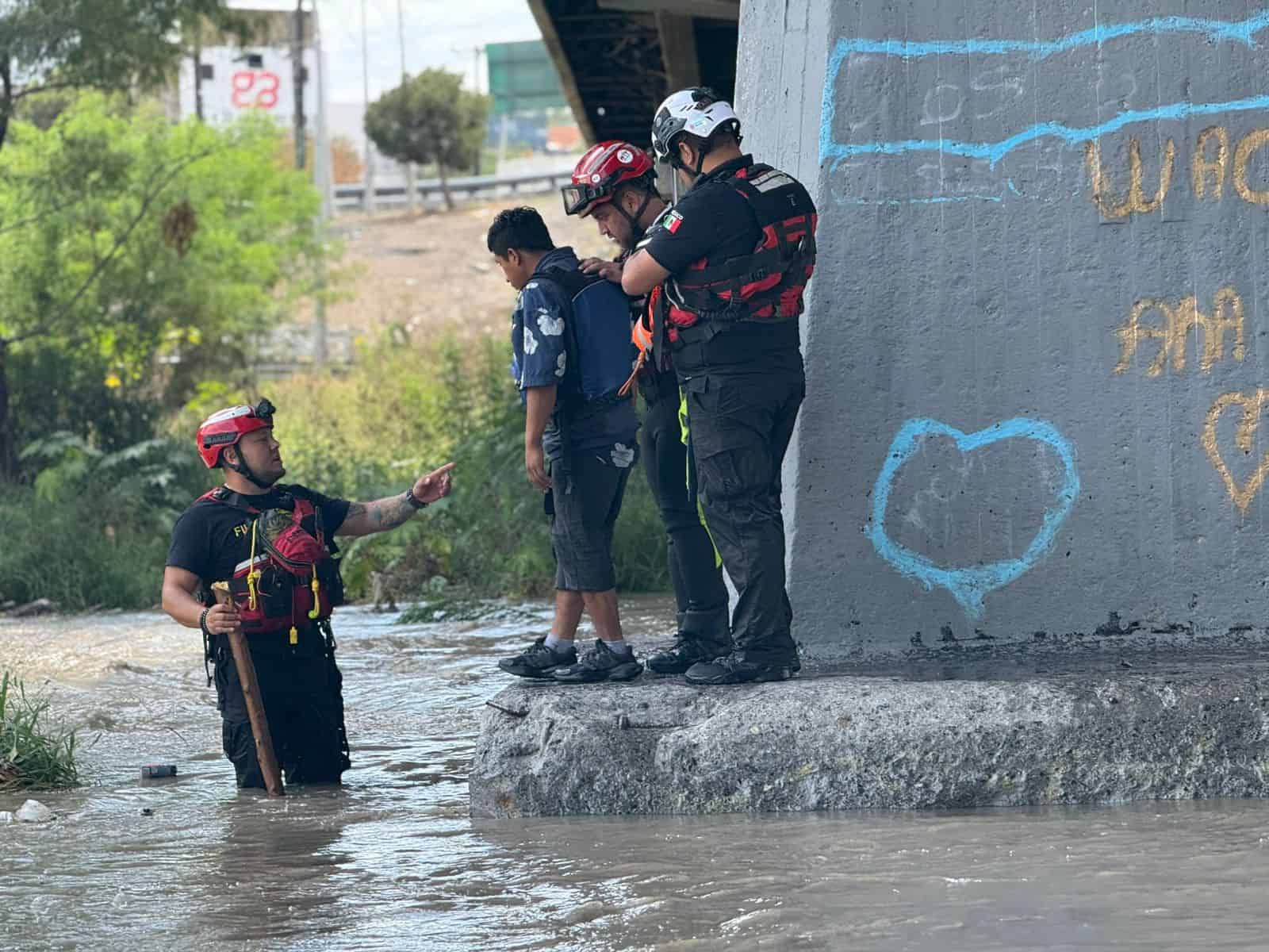 Elementos de Protección Civil del Estado, San Nicolás y Monterrey, rescataron a cuatro hombres que se quedaron atrapados ayer por la corriente del Río Santa Catarina y Arroyo Topo Chico, al incrementarse por las lluvias registradas.