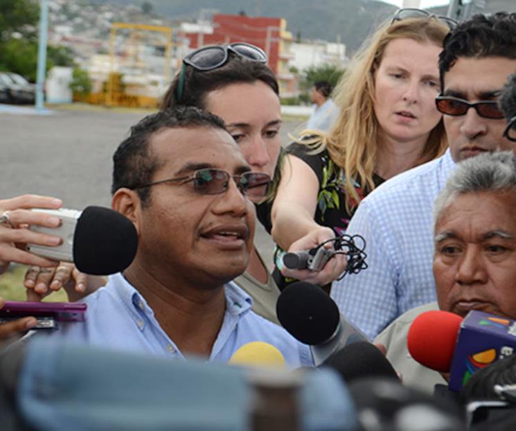 Deja Vidulfo Rosales representaci&oacute;n de los 43; se ir&iacute;a a la SCJN