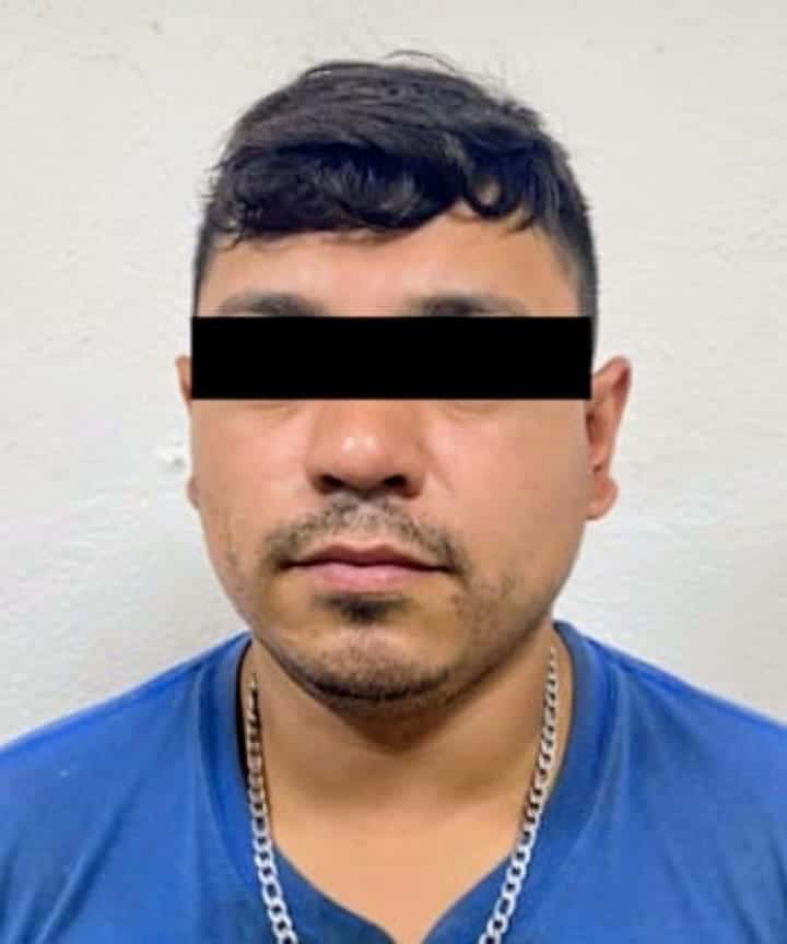 Dos presuntos narcomenudistas armados, que circulaban en un auto a exceso de velocidad, fueron arrestados por elementos de la Agencia Estatal de Investigaciones en calles de la Colonia Independencia, al sur del municipio de Monterrey.