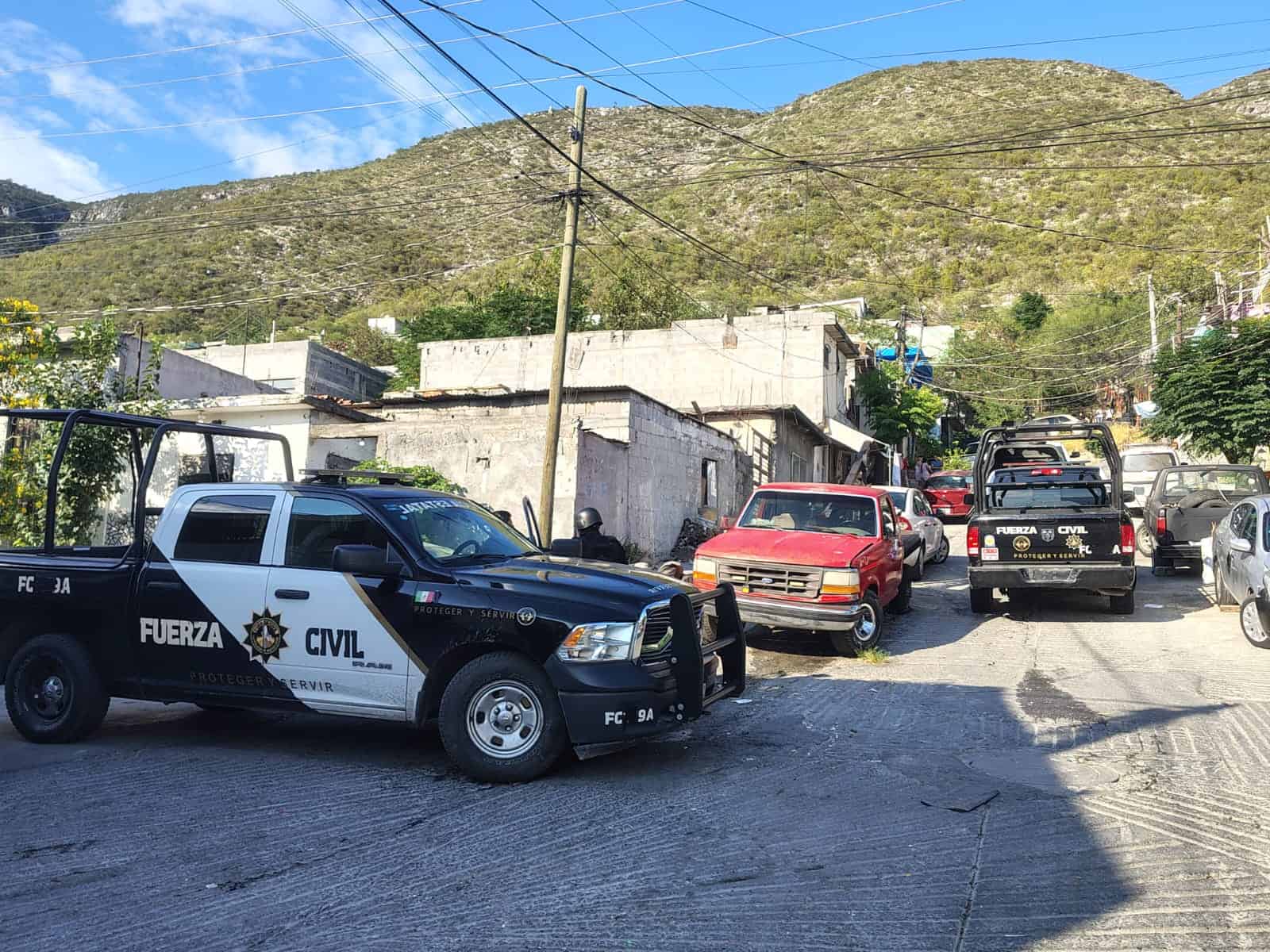 Cuando realizaba trabajos de albañilería en un domicilio, un hombre fue acribillado a tiros y su cuerpo quedó en la vía pública, el delincuente logró escapar al norte de Monterrey.