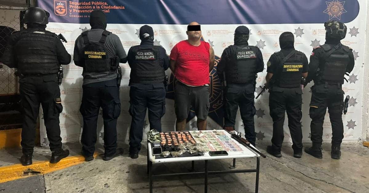 El presunto líder de una banda de asaltantes, quienes operaban desde finales del año pasado en varios municipios de la zona metropolitana de Monterrey, fue arrestado el miércoles por policías de la Unidad de Investigación Criminal de la Policía de Guadalupe.