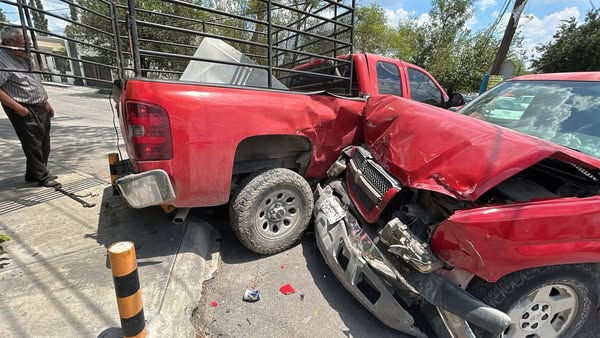 Dos presuntos narcomenudistasarmados, que circulaban en un auto a exceso de velocidad, fueron arrestados por elementos de la Agencia Estatal de Investigaciones en calles de la Colonia Independencia, al sur del municipio de Monterrey.