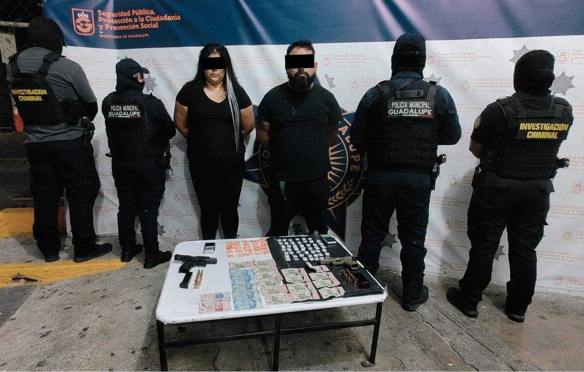 En hechos diferentes, dos jóvenes fueron detenidos por oficiales de la Policía de Monterrey, al encontrarles 17 envoltorios con hierba verde similar a la mariguana y una sustancia sólida con las características de la droga cristal, en la Colonia Industrial.