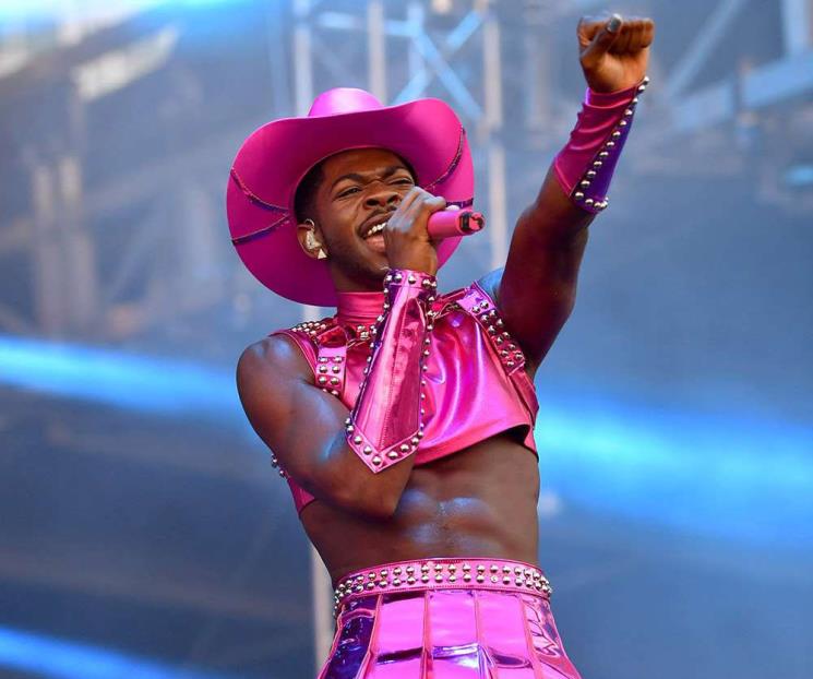 Hospitalizan a Lil Nas X tras ser captado desnudo en la calle