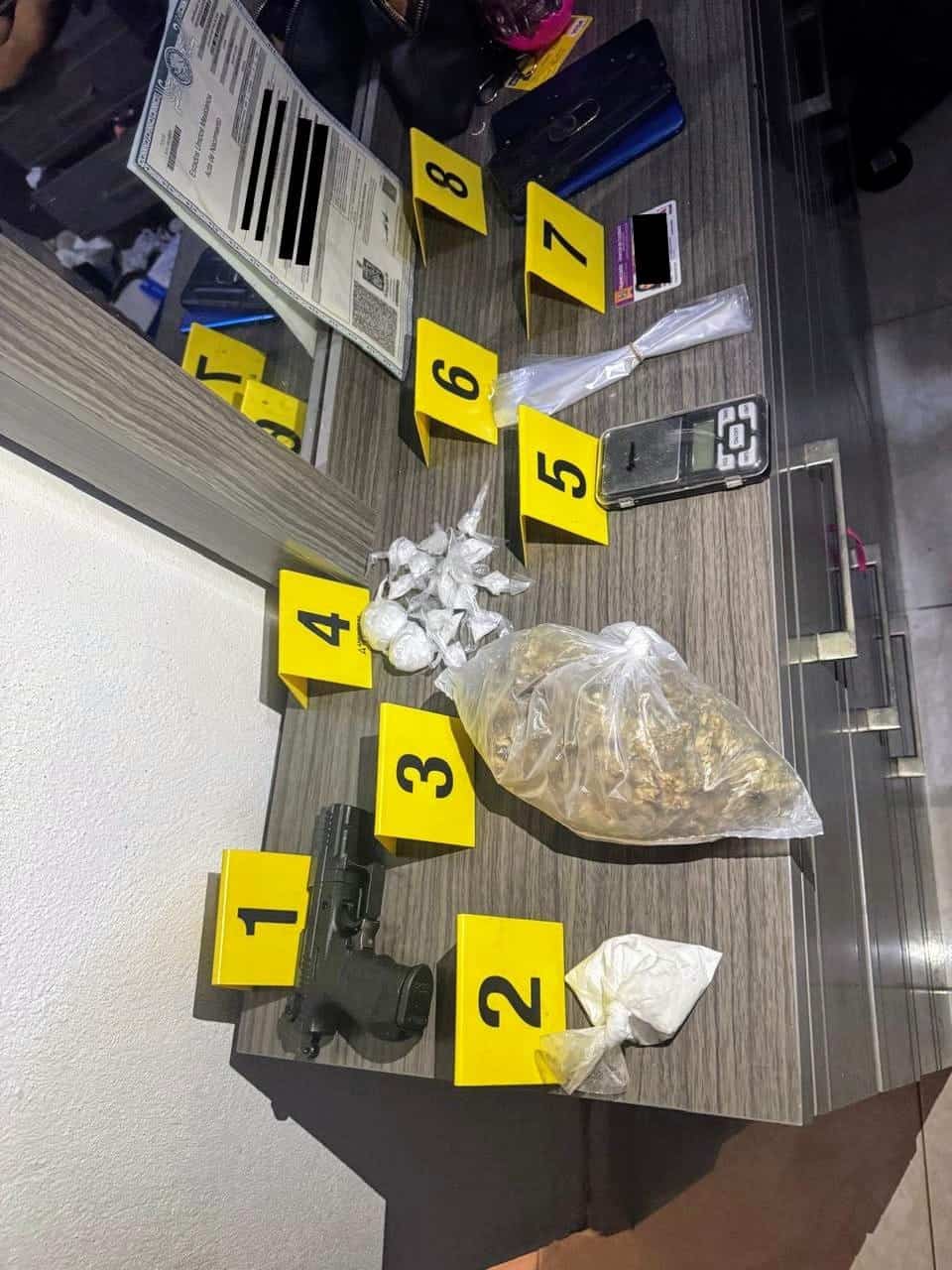 Un arma de fuego cargada y dosis de narcóticos fue lo que autoridades de Fiscalía de Nuevo León y Secretaría de Seguridad Pública Ciudadana de México, aseguraron durante un cateo a una casa en García.