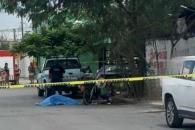 Hallan sin vida a hombre a un lado de su triciclo