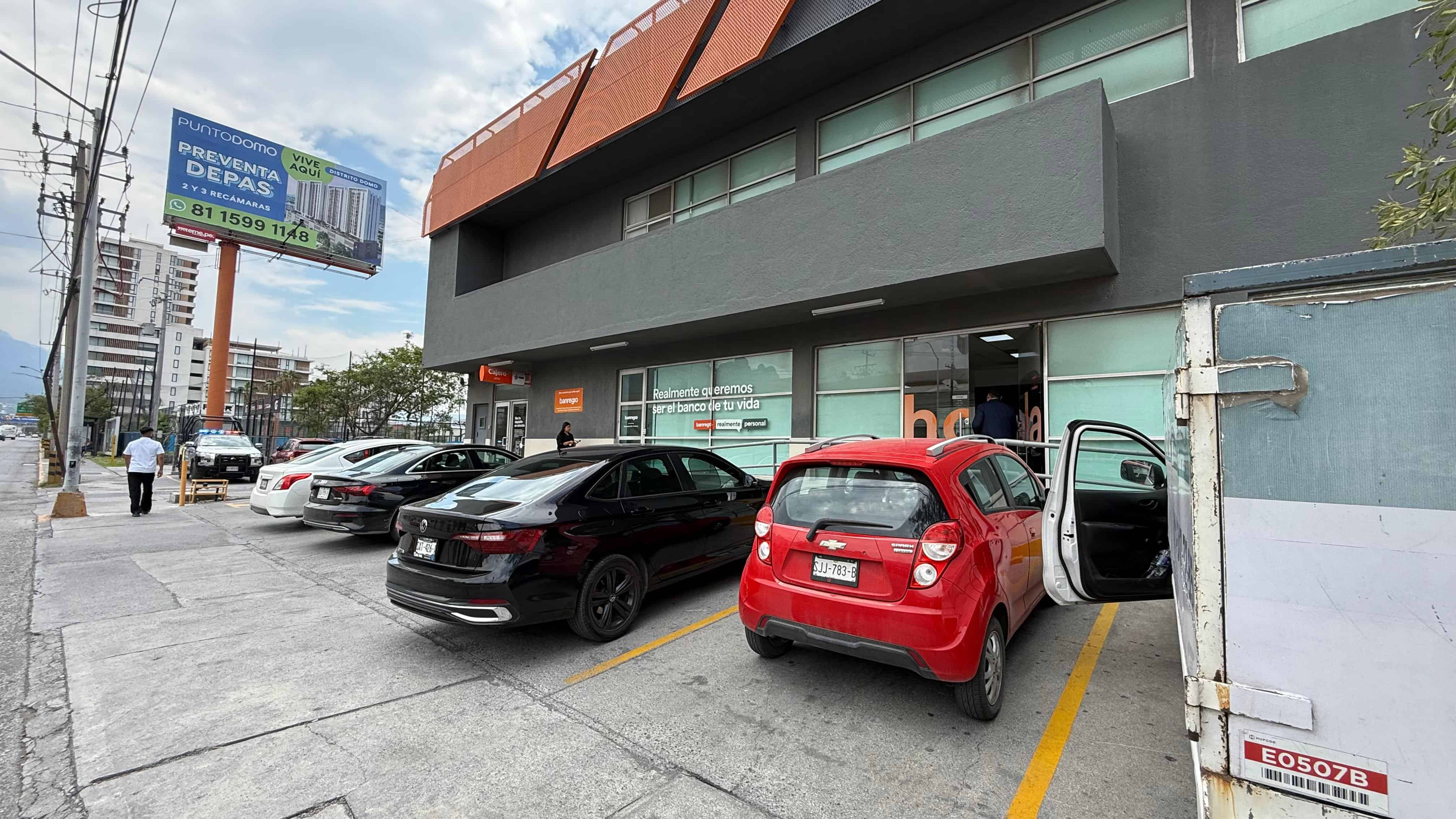 Un hombre que retiró la cantidad de 140 mil pesos en efectivo de una sucursal bancaria, fue despojado del maletín donde guardó el dinero, por dos delincuentes que escaparon en una motocicleta, en Santa Catarina.