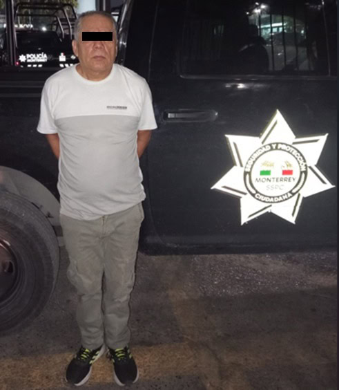 Dos hombres fueron detenidos por oficiales de la Policía de Monterrey, al presuntamente encontrarles nueve bolsas con hierba verde similar a la mariguana; además, se les investiga por robo de herramienta y autopartes de vehículos estacionados.