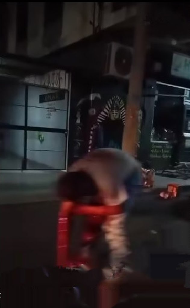 Un delincuente estuvo a punto morir desangrado, al cortarse las venas cuando rompió los cristales de una hierberia ubicada en el municipio de Cadereyta, para intentar robar la figura de la Santa Muerte.