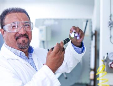 Aprovecha luminiscencia de los compuestos químicos