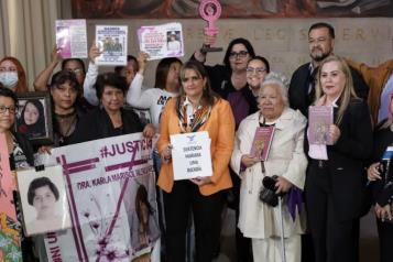 Ministra Ríos Farjat presenta libro sobre víctimas de feminicidio